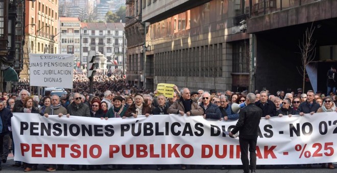 Manifestación de jubilados y pensionistas por las calles de Bilbao (Vizcaya) en defensa de unas pensiones dignas, del sistema público de pensiones y de su actualización en base al IPC. EFE/MIGUEL TOÑA