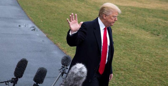 El presidente de los Estados Unidos, Donald J. Trump, realiza una comparecencia ante los medios de comunicación antes de subir a bordo del helicóptero presidencial 'Marine One' en la Casa Blanca. | SHAWN THEN (EFE)