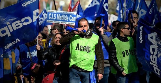 Funcionarios de prisiones durante la manifestación que han protagonizado hoy en Madrid para 'visibilizar el descontento general del colectivo' por los recortes salariales de los últimos diez años, la falta de personal y medios en las cárceles y la supresi