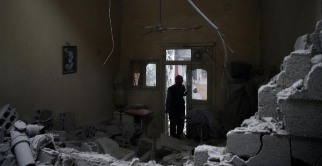 Un hombre, en una casa en ruinas en Guta, hace unos días. REUTERS/Bassam Khabieh