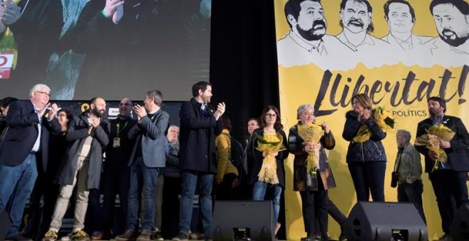 Susana Barreda (4d), mujer de Jordi Sánchez, durante la asamblea general de la ANC que ha tenido lugar hoy en Barcelona. EFE/Marta Pérez