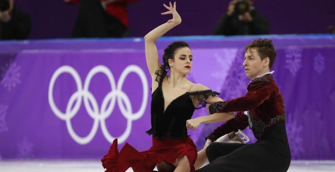 Sara Hurtado y Kirill Khaliavin durante su ejercicio en el programa libre de patinaje en los JJOO de Pyeonchang. EFE/EPA/HOW HWEE YOUNG