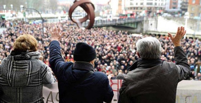 Concentración en Bilbao de la plataforma de asociaciones de jubilados, viudas y pensionistas de Bizkaia y los principales municipios del territorio en defensa de unas pensiones dignas, del sistema público de pensiones y de su actualización en base al IPC.