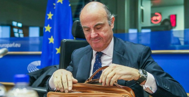 El todavía ministro de Economía, Luis de Guindos, se prepara para responder a las preguntas de los miembros de la Comisión de Asuntos Económicos del Parlamento Europeo, en su examen para ocupar la vicepresidencia del BCE, en Bruselas, Bélgica, el 26 de fe