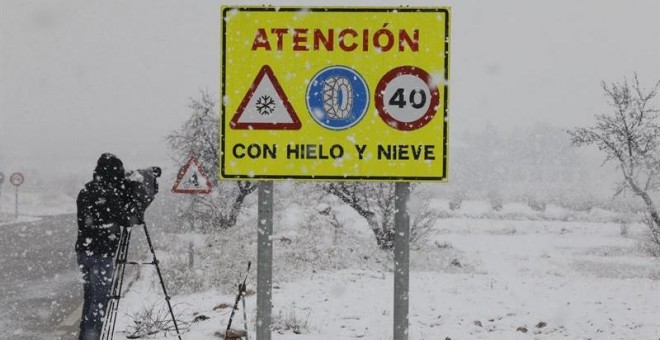 Paisaje nevado cerca de Utiel, en Valencia. / EFE