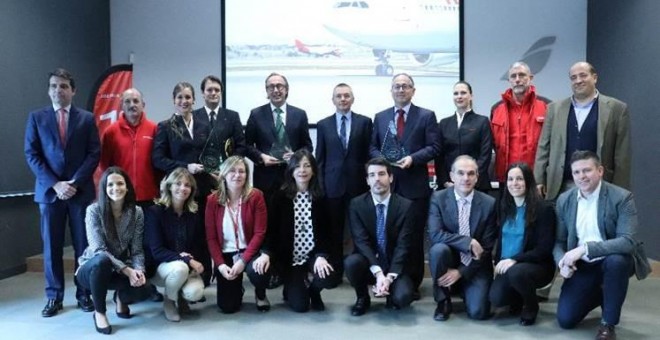 En el centro de la imagen, Fernando Candela, consejero delegado de Iberia Express, Willie Walsh, consejero delegado de IAG, y Luis Gallego, presidente de Iberia, rodeados de trabajadores de Iberia e Iberia Express.