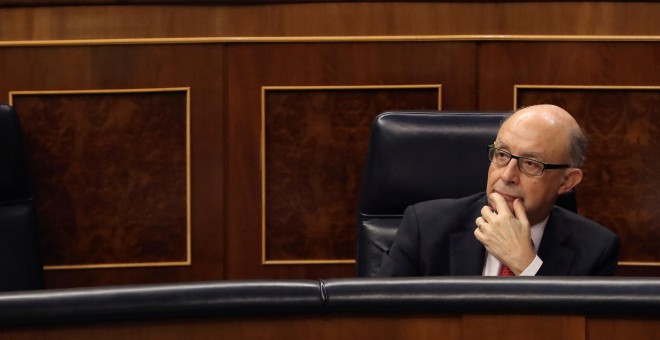 El ministro de Hacienda, Cristóbal Montoro, en el banco azul del Gobierno en el Congreso de los Diputados. EFE/Ballesteros