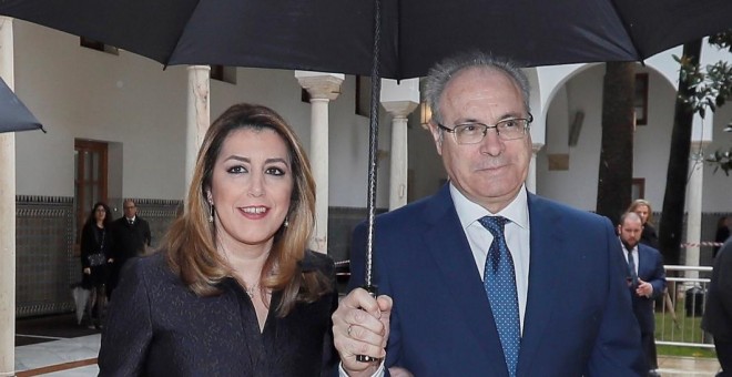 La presidenta de Andalucía, Susana Díaz, con el presidente del Parlamento andaluz, Juan Pablo Durán, momentos antes del comienzo de los actos institucionales con motivo de la celebración del 28-F, el día de andalucía. EFE/ Jose Manuel vidal