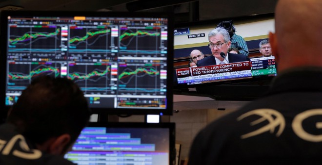 El presidente de la Reserva Federal, Jerome Powell, en un monitor de televisión, en el patio de negociación de la Bolsa de Nueva York (NYSE), en Wall Street. REUTERS/Lucas Jackson