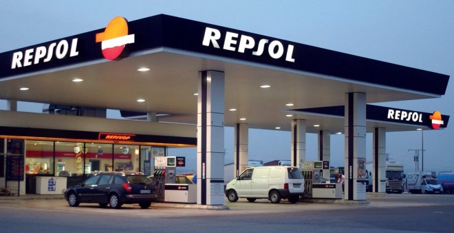 Vista de una estación de servicio de la petrolera española Repsol. EFE
