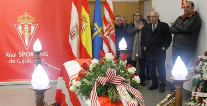 El senador por Asturias Vicente Álvarez Areces (2d) acompaña a familiares del exfutbolista Enrqiue Castro 'Quini' en la capilla ardiente instalada desde el mediodía en el estadio de El Molinón. /EFE