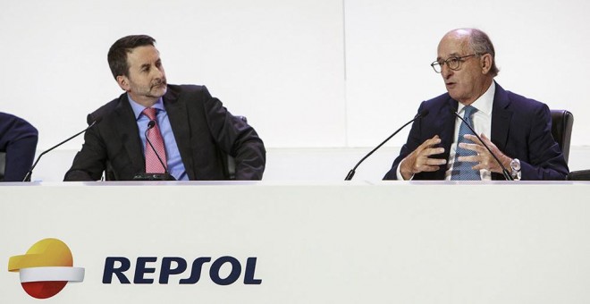 El consejero delegado de Repsol, Josu Jon Imaz, y el presidente de la petrolera, Antonio Brufau, en la junta de accionistas