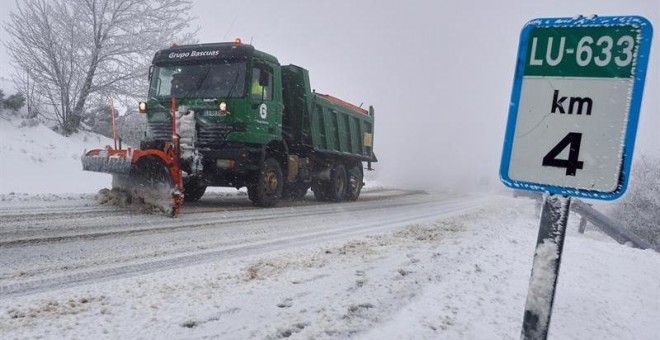Quitanieves retirando la nieve de la carretera LU-633 después del que el temporal de nieve, viento y lluvia se reactivara con nevadas copiosas en zonas de Lugo y Ourense, que están en alerta naranja. EFE/EliseoTrigo