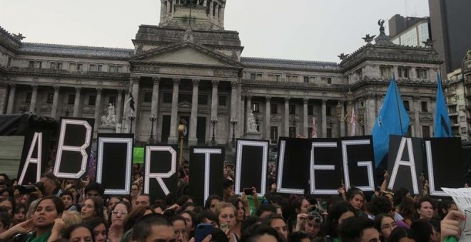 Cientos de personas se manifiestan para pedir el aborto seguro en Buenos Aires hace unos días. EFE/Javier Caamaño