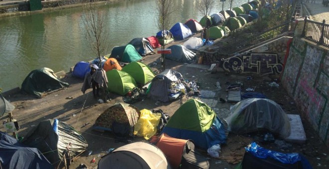 Tiendas de campaña en los márgenes del canal de Saint-Martin.