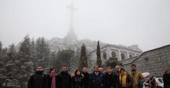 Los eurodiputados durante la visita este viernes al Valle de los Caídos.