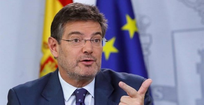 El ministro de Justicia, Rafael Catalá, durante la rueda de prensa que ha dado hoy junto al ministro de Educación y portavoz del Gobierno, Iñígo Méndez de Vigo, posterior al Consejo de Ministros. EFE/ Juan Carlos Hidalgo