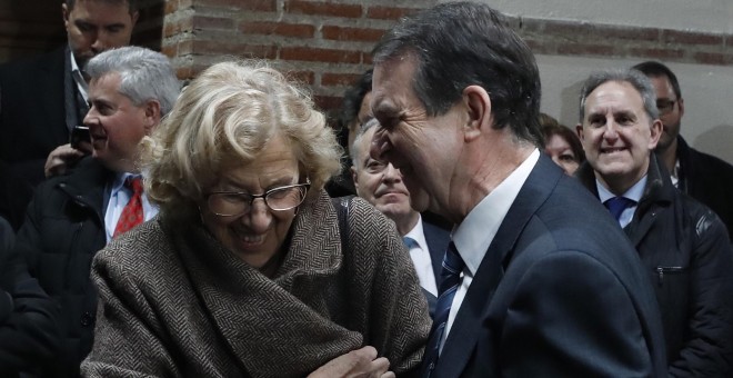 La alcaldesa de Madrid,Manuela Carmena y el presidente de la FEMP, Abel Caballero, durante la reunión convocada por la Federación Española de Municipios y Provincias (FEMP) para exigir al Gobierno que los entes locales puedan reinvertir el superávit que a