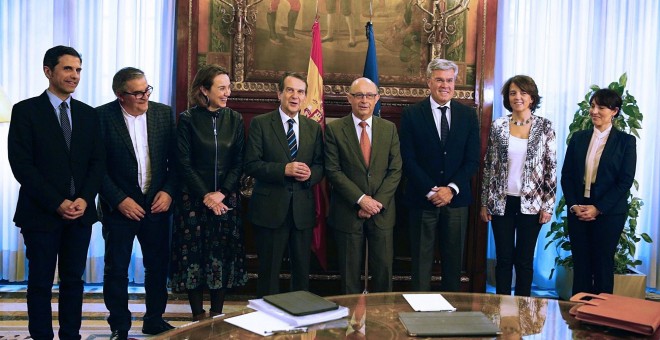 El presidente de la FEMP, Abel Caballero, al inicio de la reunión que ha mantenido con el ministro de Hacienda, Cristóbal Montoro, para reclamar la reinversión del superávit de las entidades locales. EFE