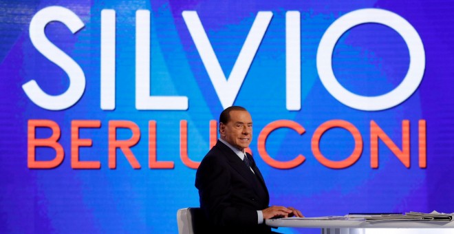 El empresario y ex primer ministro italiano Silvio Berlusconi en un programa de televisión. REUTERS/Remo Casilli