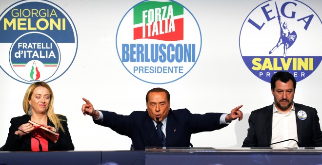 El ex primer ministro italiano y líder de Forza Italia, Silvio Berlusconi, flaqueado por la líder de Fratelli D'Italia, Giorgia Meloni, y el de la Liga Norte, Matteo Salvini, en un acto electoral en Roma. REUTERS/Alessandro Bianchi