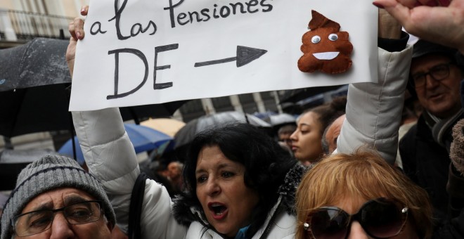 Participantes en la manifestación en Madrid en demanda de unas pensiones dignas. REUTERS/Susana Vera
