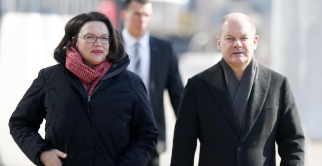 El presidente interino del SPD, Olaf Scholz, y la candidata a la dirección del partido, Andrea Nahles, se dirigen a realizar  unas declaraciones antes del recuento de los votos de la consulta a la militancia sobre la repetición de la gran coalición con la