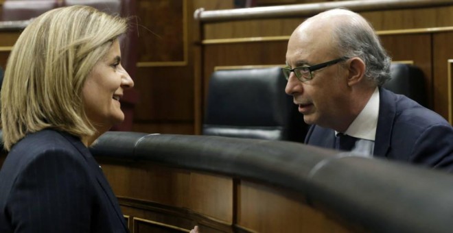 Los ministros de Empleo, Fátima Báñez, y de Hacienda, Cristóbal Montoro, en el Congreso de los Diputados. EFE