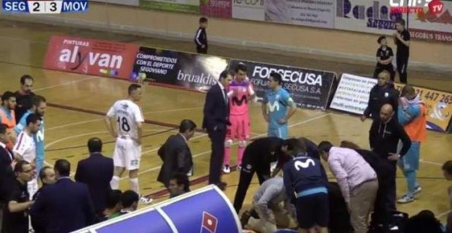 Cecilio, utillero del Inter Movistar, atendido en la pista del Naturpellet Segovia.