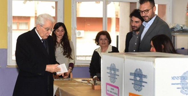 El presidente de Italia, Sergio Mattarella, vota este domingo en Palermo / EFE.