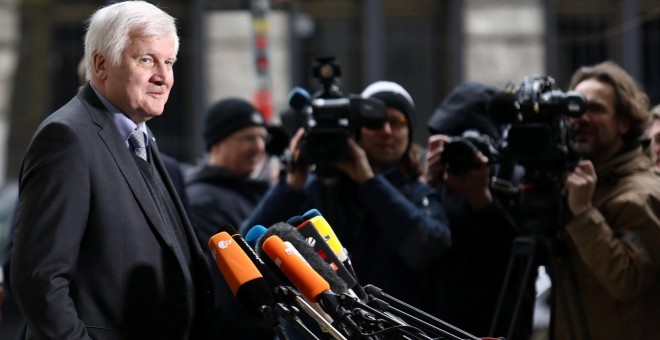 El líder de los conservadores bábaros de la CSU, Horst Seehofer, realiza declaraciones a los periodistas durante las negociaciones con CDU y SPD para la formación de un nuevo gobierno de coalición. REUTERS/Christian Mang
