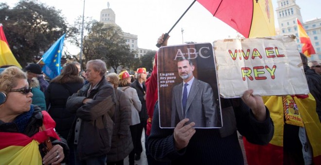 Manifestantes a favor de la unidad de España con fotos del rey Felipe VI en Barcelona, antes de la inaugiración del Mobile World Congress. EFE/Marta Pérez