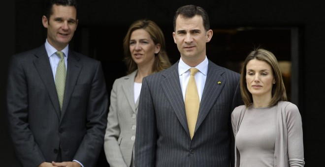 El rey Felipe VI y la reina Letizia, junto a Iñaki Urdangarin y Cristina de Borbón, en una fotografía de noviembre de 2014. REUTERS