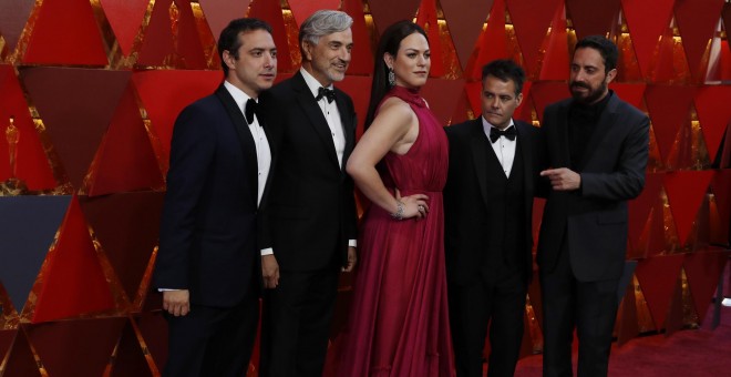 El equipo de la película chilena 'Una mujer fantástica', con su director Sebastian Lelio y la actriz Daniela Vega, en la alfombra roja a su llegada a la gala de los Premios Oscar. REUTERS/Carlo Allegri