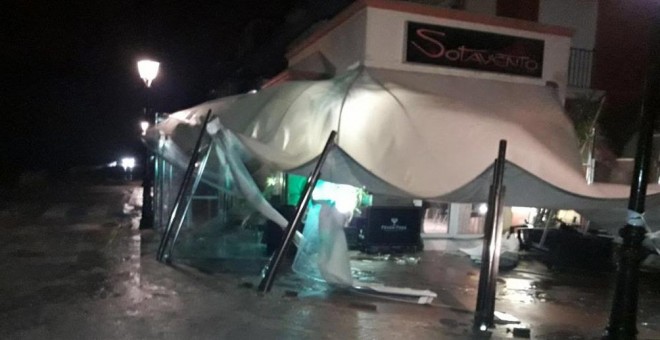 Uno de los locales afectados por el tornado que ha pasado esta noche por Puerto Sherry (Cádiz).