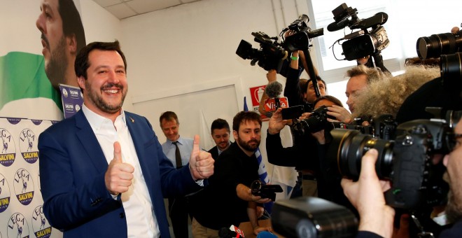 Matteo Salvini, de la Liga Norte, posa para los fotógrafos durante su rueda de prensa en Milán. /REUTERS