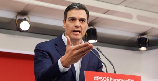 El secretario general del PSOE, Pedro Sánchez, durante la rueda en rueda de prensa tras la reunión de la permanente en la que ha dicho que pedirá al presidente del Gobierno, Mariano Rajoy, que se someta a una cuestión de confianza en el Congreso si no log