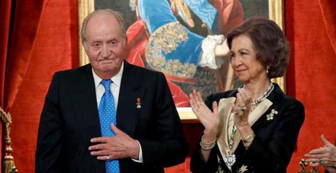 El rey Juan Carlos junto a la reina Sofía, durante el acto académico con el que la Real Academia de la Historia rinde homenaje a don Juan Carlos con motivo de su 80 aniversario. JUANJO MARTÍN (EFE)