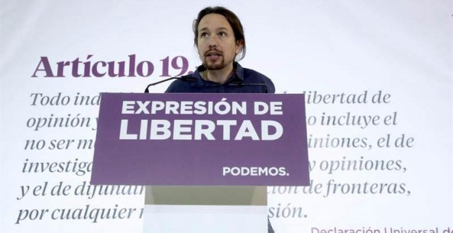 El secretario general de Podemos, Pablo Iglesias, durante la lectura pública del libro “Fariña”, que ha sido hoy retirado por orden judicial. | KIKO HUESCA (EFE)