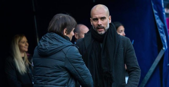 Pep Guardiola saluda a Antonio Conte en el Manchester City-Chelsea que se disputó el pasado domingo. /EFE