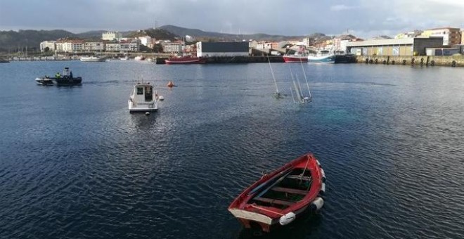 Puerto de Muxía donde se ha hundido un barco con 1.500 litros de gasoil.