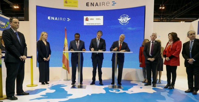 El ministro de Fomento, Íñigo de la Serna,c., Olumuyiwa Benard Aliu, Presidente of the Council, International Civil Aviation Organisation, y el secretario de Estado de Infraestructuras y presidente de ENAIRE, Julio Gomez-Pomar,en la inauguración del Congr