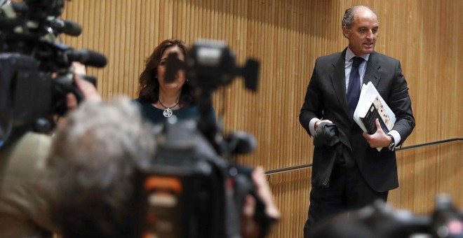 El expresidente de la Comunidad Valenciana Francisco Camps, poco antes de su comparecencia ante la Comisión de Investigación sobre la presunta financiación ilegal del PP, en el Congreso de los Diputados. EFE/Chema Moya