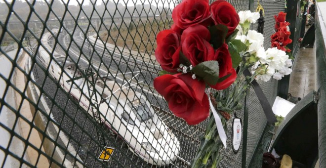 Ramos de flores en el lugar del accidente del Alvia en Santiago el 24 de julio./ EFE