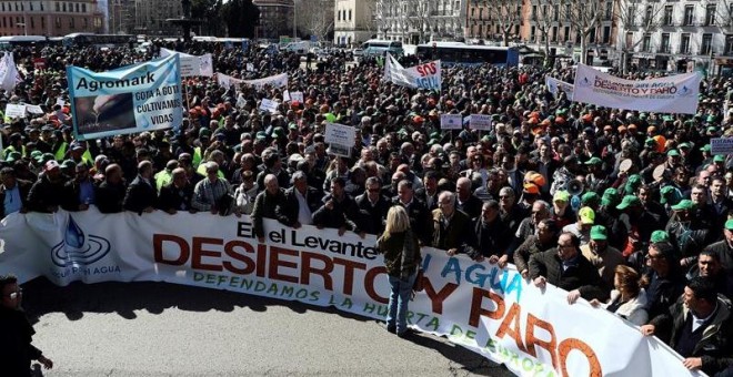 Vista general de la manifestación celebrada hoy en Madrid en la que Organizaciones agrarias, usuarios del trasvase Tajo-Segura, empresas exportadoras y representantes institucionales del levante español han convocado una marcha. /EFE