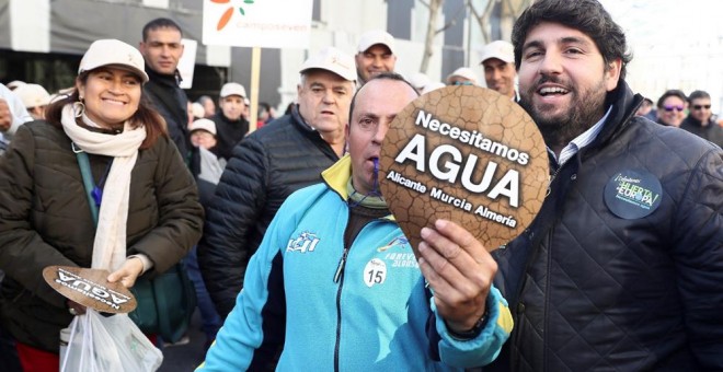 El presidente de Murcia, junto a un manifestante, en la protesta que han protagonizado los regantes del Levante en Madrid. EFE