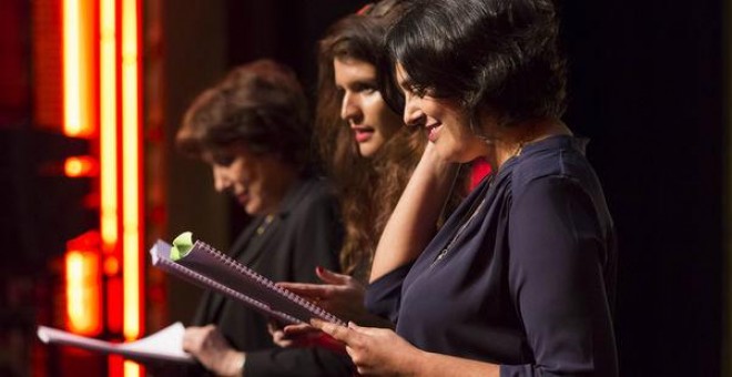 Roselyne Bachelot, Marlène Schiappa y Myriam El Khomri leen 'Los monólogos de la vagina' en París. / SVEND ANDERSEN