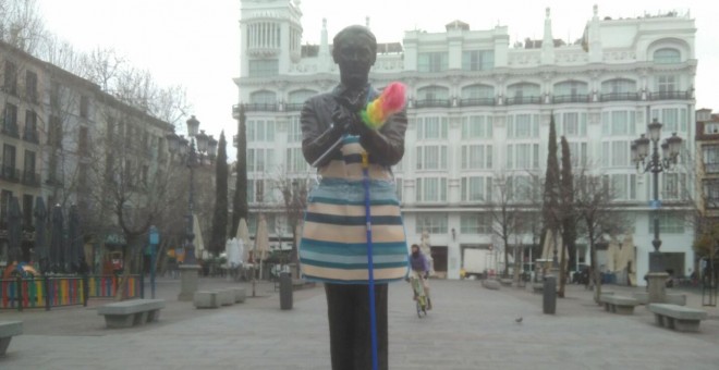 Estatua de Federico García Lorca convenientemente engalanado.- F. G.