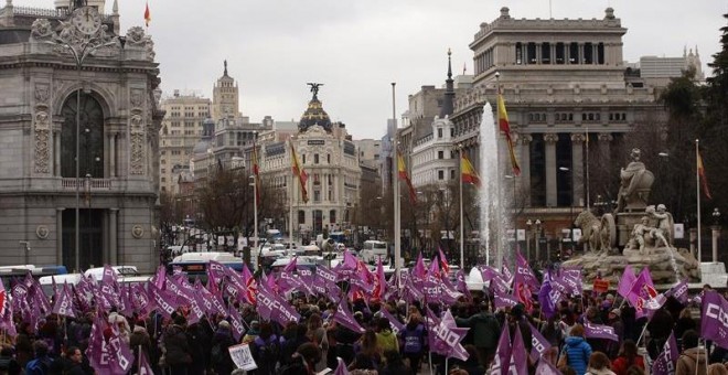 Concentración convocada por los sindicatos en la Plaza de la Cibeles, a las puertas del Ayuntamiento de Madrid, con motivo del Día de la Mujer. EFE/JAVIER LIZÓN