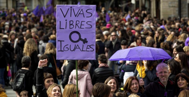 Miles de personas se han manifestado hoy en Vitoria con motivo de la huelga feminista convocada por el Día Internacional de la Mujer. EFE/ David Aguilar